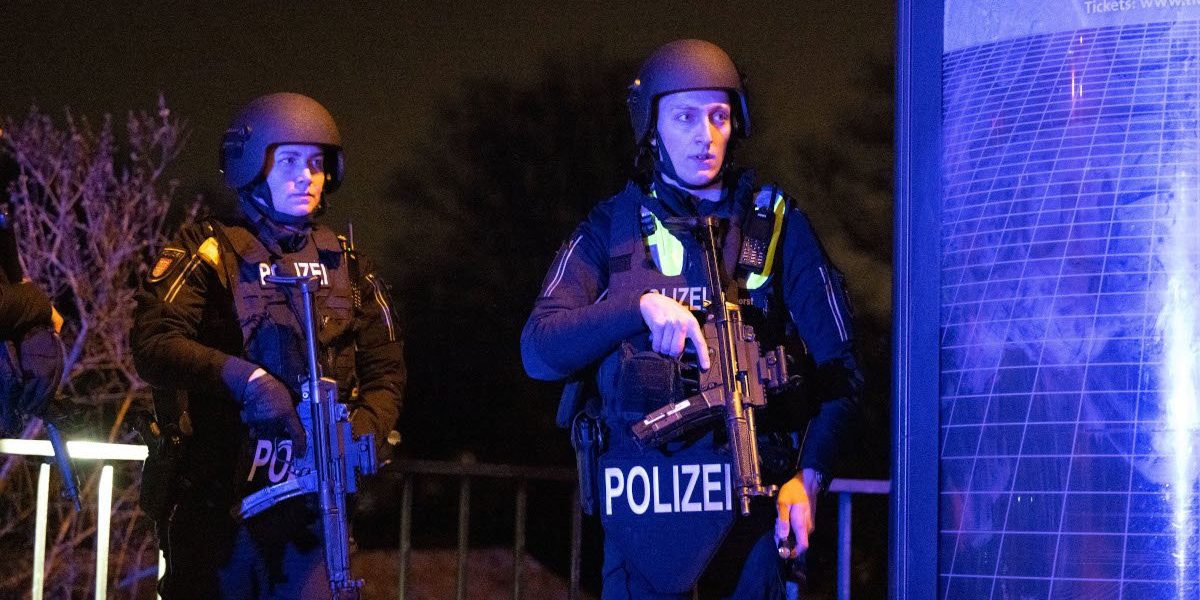 Germania crește nivelul de alertă în fața amenințării rețelei iraniene Guvernul german a reevaluat gravitatea riscurilor venit de la Regatul Islamic al Iranului, cuantificând pericolul ca fiind „foarte ridicat”