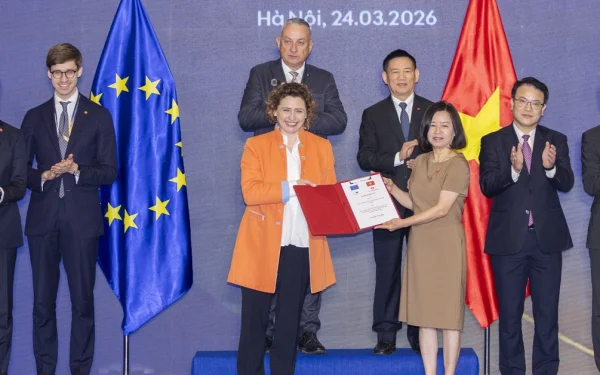 UE anunță un amplu pachet de investiții în Vietnam, accentuat pe energie curată și transport durabil Uniunea Europeană a dezvăluit recent un plan de investiții de peste 560 de milioane de euro destinat susținerii proiectelor de energie regenerabilă și infrastructură durabilă în Vietnam, în cadrul Forumului de afaceri și investiții UE-Vietnam, desfășurat la Hanoi