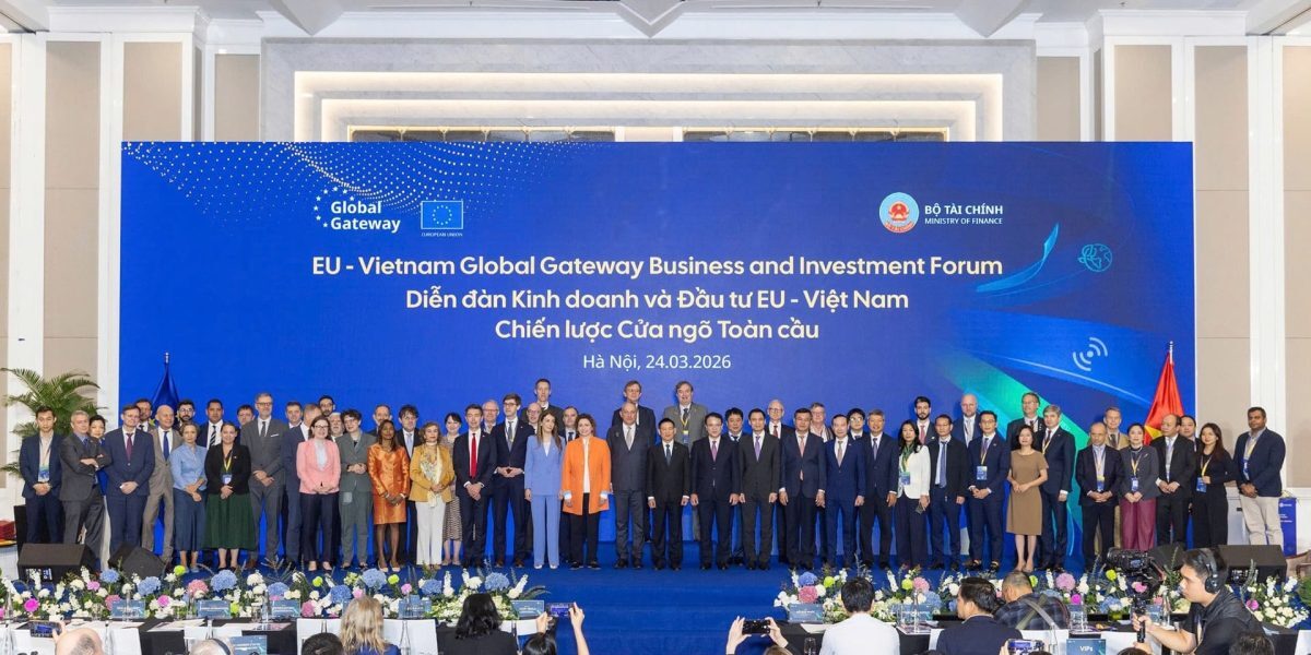 Vietnam și UE intensifică colaborarea pentru dezvoltare durabilă și investiții strategice Vietnamul și Uniunea Europeană (UE) au consolidat parteneriatul strategic, anunțând investiții majore și acorduri pentru sprijinirea tranziției energetice, a infrastructurii și a economiei verzi