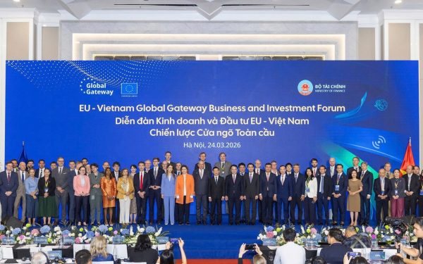 Vietnam și UE intensifică colaborarea pentru dezvoltare durabilă și investiții strategice Vietnamul și Uniunea Europeană (UE) au consolidat parteneriatul strategic, anunțând investiții majore și acorduri pentru sprijinirea tranziției energetice, a infrastructurii și a economiei verzi