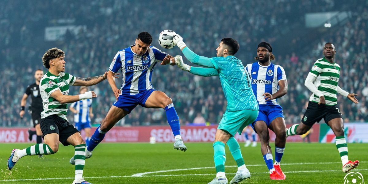 Partida Sporting – FC Porto, un derby tensionat și controversat, revine în centrul atenției fotbalului portughez Nimic nou în fotbalul portughez, însă seară de marți la Alvalade a adus în prim-plan un meci cu multe tensiuni și discuții aprinse, în contextul fazei semifinalelor Cupei Portugaliei