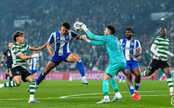 Partida Sporting – FC Porto, un derby tensionat și controversat, revine în centrul atenției fotbalului portughez Nimic nou în fotbalul portughez, însă seară de marți la Alvalade a adus în prim-plan un meci cu multe tensiuni și discuții aprinse, în contextul fazei semifinalelor Cupei Portugaliei