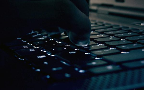 Ministerul Afacerilor Externe a fost ținta unui atac cibernetic de tip DDoS, afectând temporar platformele oficiale Un incident de securitate cibernetică a avut loc în după-amiaza zilei de 13 martie și în primele ore ale nopții de 14 martie, vizând platformele digitale ale Ministerului Afacerilor Externe, eviza.mae.ro și econsulat.ro