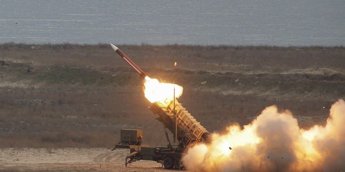 Pentagonul face presiuni pentru suplimentarea producției de muniții militare în contextul tensiunilor din Orientul Mijlociu Într-un efort urgent de a răspunde noilor amenințări din regiunea Golfului, Pentagonul presionează pentru creșterea spectaculoasă a producției de muniții, în special a celor folosite în sistemele de apărare antiaeriană