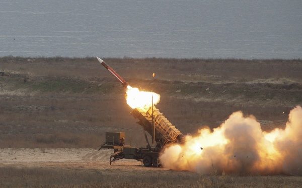 Pentagonul face presiuni pentru suplimentarea producției de muniții militare în contextul tensiunilor din Orientul Mijlociu Într-un efort urgent de a răspunde noilor amenințări din regiunea Golfului, Pentagonul presionează pentru creșterea spectaculoasă a producției de muniții, în special a celor folosite în sistemele de apărare antiaeriană