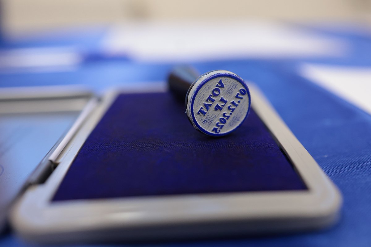 Escaladă în coaliția de guvernare: PSD, acuzat de mimează opoziția în interiorul propriului bloc politic Într-un climat tensionat de declarații și tensiuni ascunse, scena politică românească pare să fie din ce în ce mai fragmentată, iar coaliția de guvernare este sub lupa criticilor din partea opozanților