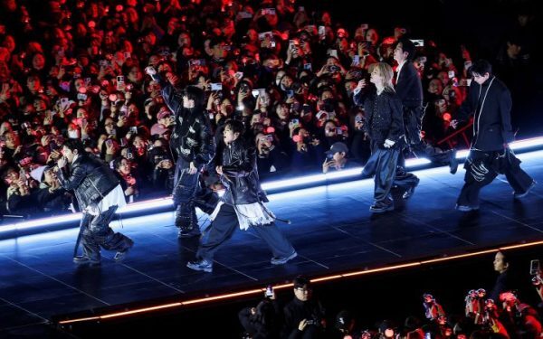 BTS și-a făcut revenirea în forță, în cadrul unui concert public în centrul Seulului, eveniment care a atras peste 260.000 de fani, devenind cel mai mare spectacol în aer liber din istoria Coreei de Sud