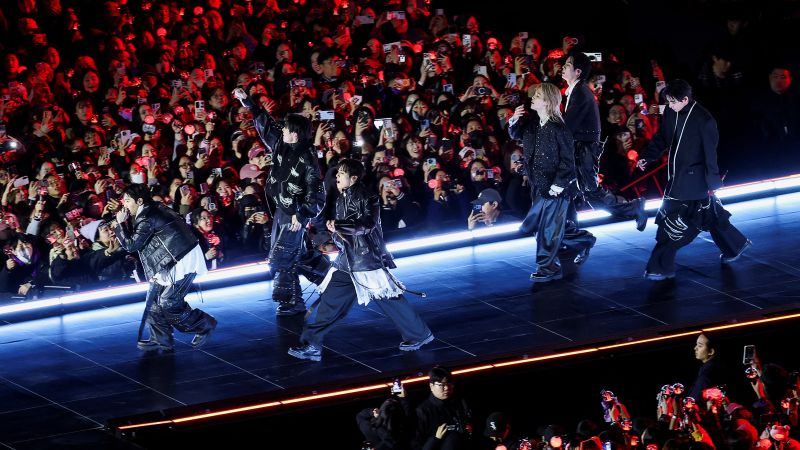BTS și-a făcut revenirea în forță, în cadrul unui concert public în centrul Seulului, eveniment care a atras peste 260.000 de fani, devenind cel mai mare spectacol în aer liber din istoria Coreei de Sud