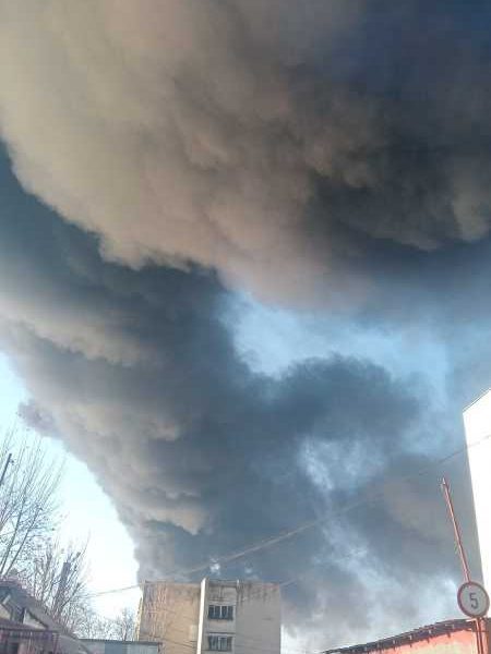Orașul Arad a fost surprins miercuri dimineață de un incendiu violent, care a dus la acoperirea zonei industriale din cartierul Aradul Nou cu un nor gros de fum negru