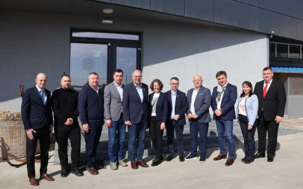 Tulcea primește vizita unui oficial european pentru susținerea industriei piscicole locale Comisarul european pentru Oceane și Pescuit, Costas Kadis, a fost recent în vizită la o fabrică de produse piscicole din municipiul Tulcea, în contextul încercărilor de a potența dezvoltarea sectorului în zona Deltei Dunării