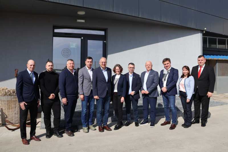 Tulcea primește vizita unui oficial european pentru susținerea industriei piscicole locale Comisarul european pentru Oceane și Pescuit, Costas Kadis, a fost recent în vizită la o fabrică de produse piscicole din municipiul Tulcea, în contextul încercărilor de a potența dezvoltarea sectorului în zona Deltei Dunării