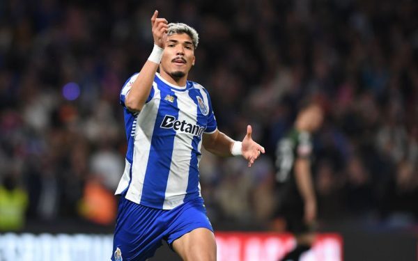 Porto salvează sezonul cu o victorie crucială, dar tensiuni și dispute la fazele decisive După o primă repriză dominată de mediocritate și senzația de blocaj, FC Porto a reușit să obțină o victorie importantă în zori de oră, reducând presiunea din clasament și avansând spre obiectivul de a recâștiga titlul național