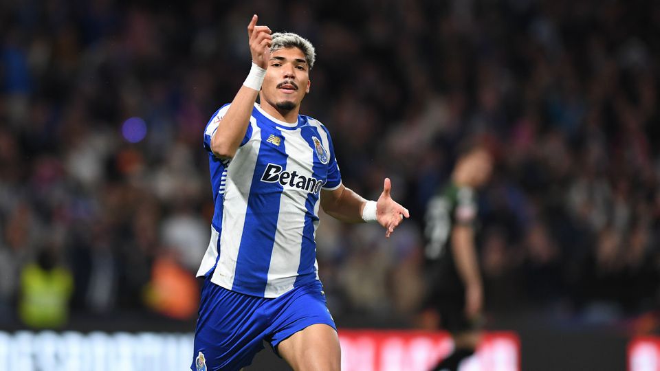 Porto salvează sezonul cu o victorie crucială, dar tensiuni și dispute la fazele decisive După o primă repriză dominată de mediocritate și senzația de blocaj, FC Porto a reușit să obțină o victorie importantă în zori de oră, reducând presiunea din clasament și avansând spre obiectivul de a recâștiga titlul național