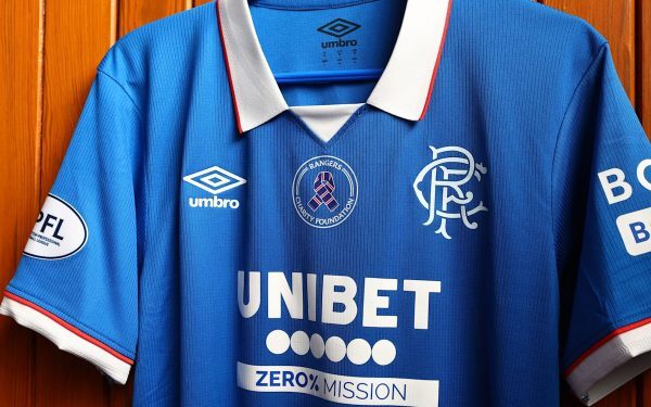 Rangers a anunțat o singură schimbare în echipa sa pentru meciul de astăzi din Premier League scoțiană, confruntarea cu Aberdeen disputându-se pe terenul de acasă de la Ibrox