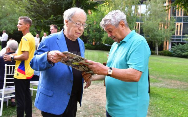Mircea Lucescu, antrenorul naționalei de fotbal a României, a fost transportat de urgență la spital în această dimineață, după ce i s-a făcut rău chiar înainte de ședința de pregătire cu lotul național