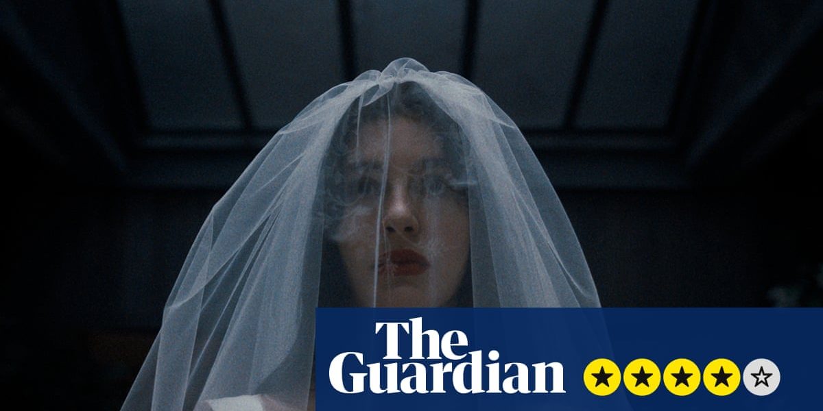 „Something Very Bad Is Going to Happen”: Thriller-ul Netflix cu un aer lugub și un impact psihologic profund Netflix a lansat recent serialul horror în opt episoade „Something Very Bad Is Going to Happen”, o creație semnată de Haley Z Boston, cunoscută anterior pentru scenarii în serie precum Brand New Cherry Flavour și Guillermo del Toro’s Cabinet of Curiosities