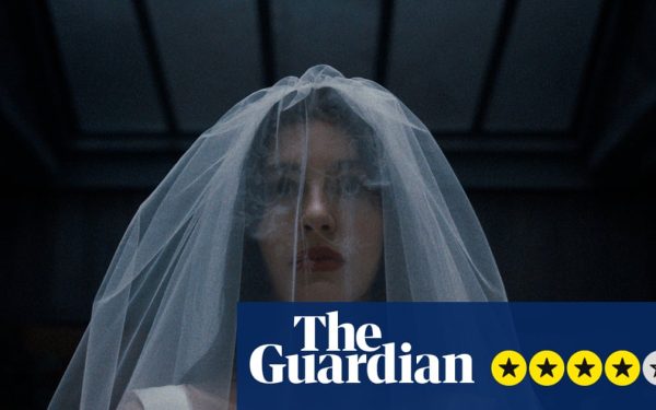 „Something Very Bad Is Going to Happen”: Thriller-ul Netflix cu un aer lugub și un impact psihologic profund Netflix a lansat recent serialul horror în opt episoade „Something Very Bad Is Going to Happen”, o creație semnată de Haley Z Boston, cunoscută anterior pentru scenarii în serie precum Brand New Cherry Flavour și Guillermo del Toro’s Cabinet of Curiosities