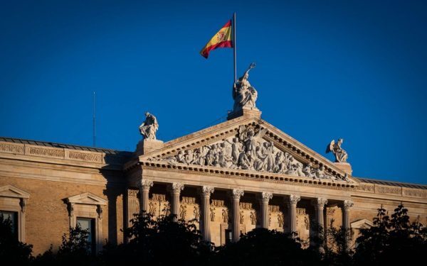 Guvernul spaniol vrea să limiteze creșterea prețurilor la electricitate și combustibili din cauza impactului conflictului din Orientul Mijlociu
