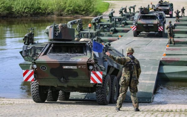 Armata germană restricționează publicarea de imagini ale bazelor militare pentru a-și proteja securitatea națională Ministerul Apărării din Germania a anunțat recent o decizie controversată menită să limiteze posibilitatea membrilor Forțelor Armate Germane (Bundeswehr) de a face și distribui poze sau alte materiale vizuale ale instalațiilor militare