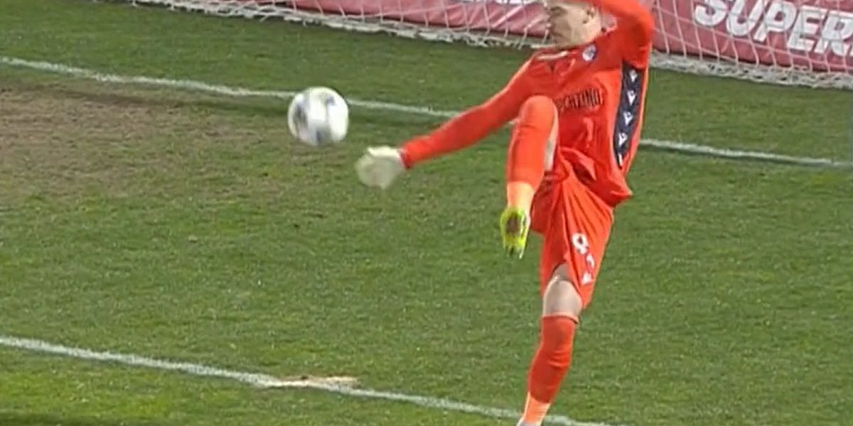 Cătălin Căbuz, portarul FC Argeș, a devenit centrul atenției după ce a avut o gafă incredibilă în meciul pierdut acasă cu U Cluj, scor 0-1, în cadrul Superliga