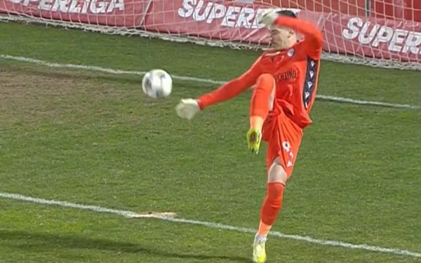 Cătălin Căbuz, portarul FC Argeș, a devenit centrul atenției după ce a avut o gafă incredibilă în meciul pierdut acasă cu U Cluj, scor 0-1, în cadrul Superliga