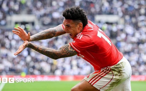 Scandalul de la meciul Tottenham Hotspur – Nottingham Forest: incidente și reacții rapide Un eveniment neobișnuit a zguduit scena fotbalistică din Premier League în ultimul weekend, după ce partida dintre Tottenham Hotspur și Nottingham Forest s-a transformat într-un adevărat focar de tensiuni și incidente pe teren