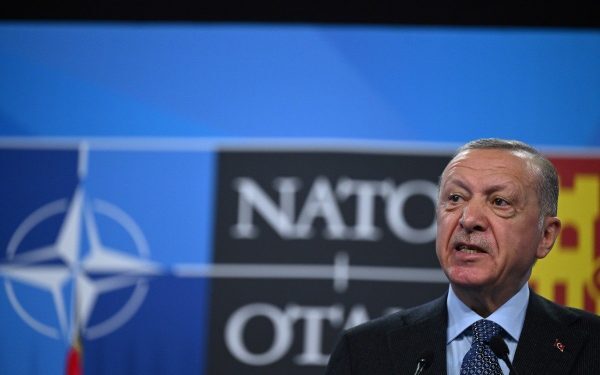 Iranul a doborât o rachetă lansată spre spațiul turcesc, iar tensiunile regionale escaladează Un incident neașteptat a avut loc miercuri, când Iranul a lansat o rachetă spre spațiul aerian al Turciei, iar acesta a fost interceptat și distrus de sistemele anti-rachetă ale NATO, declanșând tensiuni în regiune