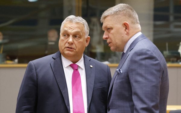 Premierul Slovac Robert Fico pregătește terenul pentru o poziție cel puțin imprevizibilă în ceea ce privește sprijinul pentru Ucraina și politica energetică europeană, afirmând că este dispus să urmeze exemplul Ungariei și să blocheze împrumutul de 90 de miliarde de euro acordat de Uniunea Europeană pentru Ucraina, dacă partidul Fidesz al premierului Viktor Orban va pierde alegerile din Ungaria