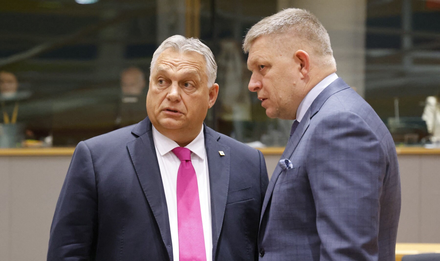 Premierul Slovac Robert Fico pregătește terenul pentru o poziție cel puțin imprevizibilă în ceea ce privește sprijinul pentru Ucraina și politica energetică europeană, afirmând că este dispus să urmeze exemplul Ungariei și să blocheze împrumutul de 90 de miliarde de euro acordat de Uniunea Europeană pentru Ucraina, dacă partidul Fidesz al premierului Viktor Orban va pierde alegerile din Ungaria