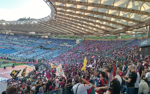 3.435 de fani Rossoblù au umplut tribunele din Roma