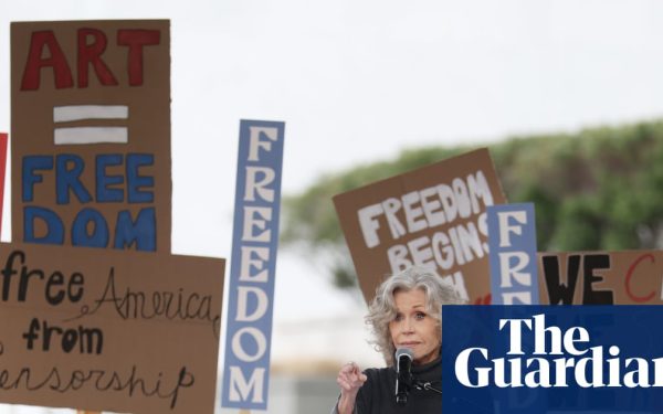 Jane Fonda condusă protest împotriva planurilor lui Trump de limitare a artelor și media