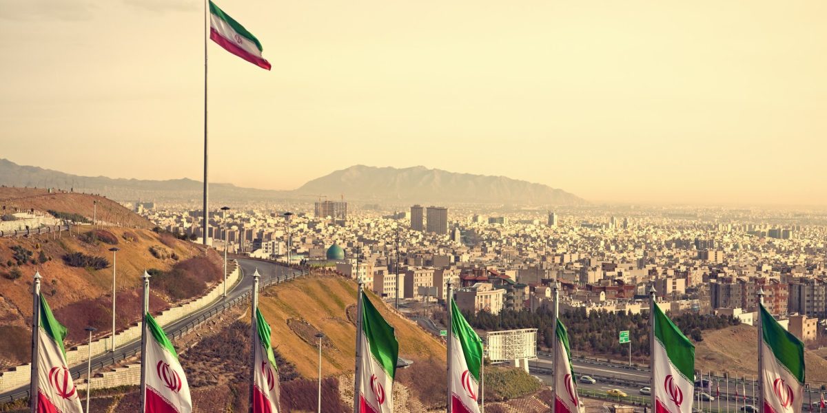 China întoarce privirea spre Iran pentru redeschiderea Strâmtorii Hormuz, amenințată de tensiunile globale asupra energiei China a pus în mișcare o serie de negocieri de urgență cu Iranul, având ca scop reluarea traficului maritim prin Strâmtoarea Hormuz — un punct nevralgic pentru aprovizionarea mondială cu petrol și gaze naturale lichefiate (LNG)