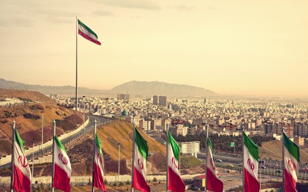 China întoarce privirea spre Iran pentru redeschiderea Strâmtorii Hormuz, amenințată de tensiunile globale asupra energiei China a pus în mișcare o serie de negocieri de urgență cu Iranul, având ca scop reluarea traficului maritim prin Strâmtoarea Hormuz — un punct nevralgic pentru aprovizionarea mondială cu petrol și gaze naturale lichefiate (LNG)