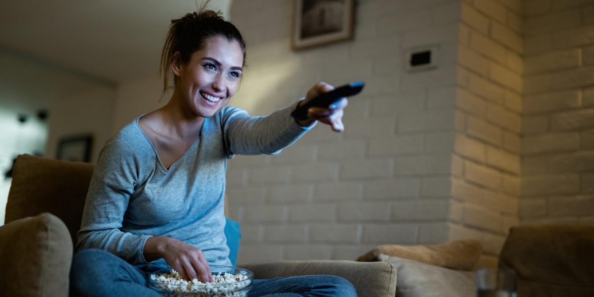 Căutarea divertismentului perfect pentru seara aceasta devine mai ușoară cu o selecție proaspătă de filme și seriale disponibile pe platformele de streaming, fiind catalogată drept esențială pentru pasionații de cinema