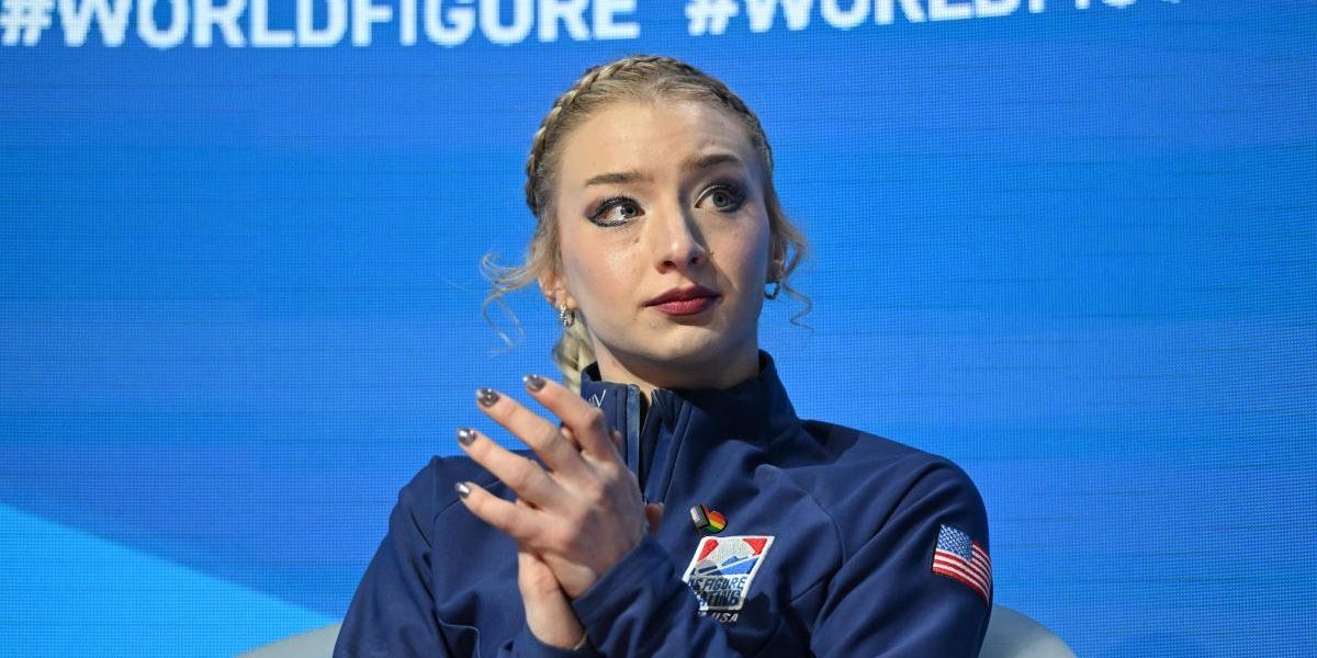 Amber Glenn, vedeta echipei de patinaj artistic a Statelor Unite, a reușit să lase o amprentă puternică la Campionatele Mondiale de la Praga, chiar dacă nu a urcat pe podiumul individual