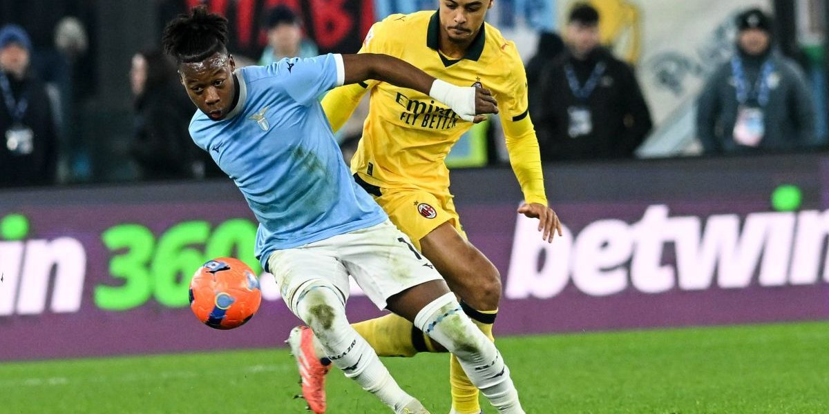 Lazio a învins-o pe AC Milan cu scorul de 1-0 în meciul disputar duminică seara în cadrul rundei 29 din Serie A, menținând astfel ambițiile de a se apropia de pozițiile fruntașe în clasament