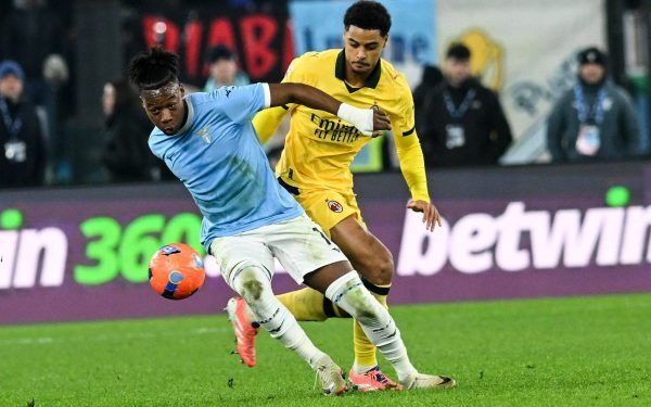 Lazio a învins-o pe AC Milan cu scorul de 1-0 în meciul disputar duminică seara în cadrul rundei 29 din Serie A, menținând astfel ambițiile de a se apropia de pozițiile fruntașe în clasament