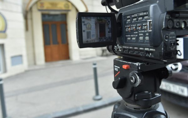 Doi funcționari din Vamă, prinși în flagrant pentru luare de mită În zorii zilei, autoritățile au reținut, în cadrul unui dosar de corupție, doi angajați ai Autorității Vamale Române – Direcția Regională Vamală București, Biroul Vamal de Frontieră Constanța