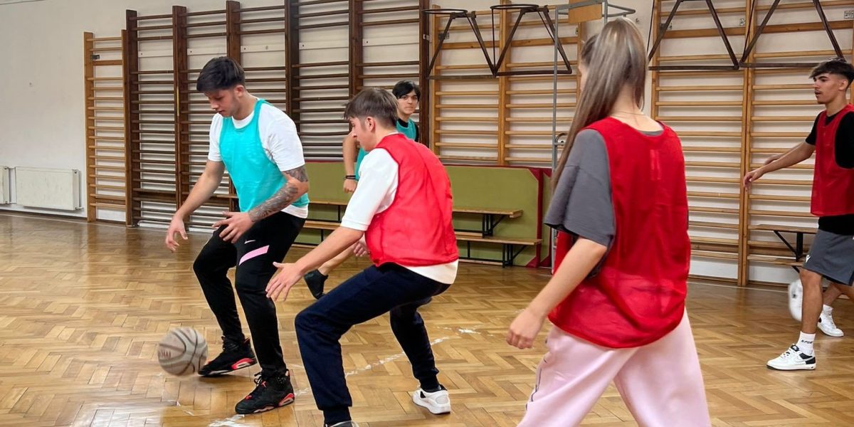 Cursuri gratuite de baschet pentru elevi, susținute de două asociații la Colegiul Energetic Sector 5