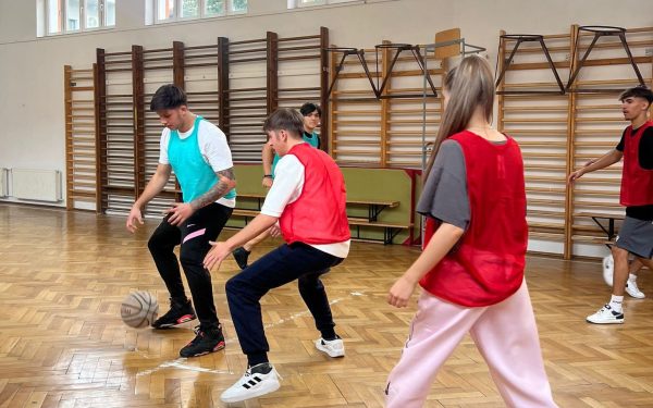 Cursuri gratuite de baschet pentru elevi, susținute de două asociații la Colegiul Energetic Sector 5