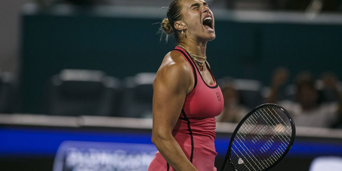 Aryna Sabalenka, lidera mondială a tenisului feminin, și-a asigurat locul în finala Miami Open după o victorie clară în fața Elenei Rybakina, scor 6-4, 6-3, în semifinala disputată vineri dimineață
