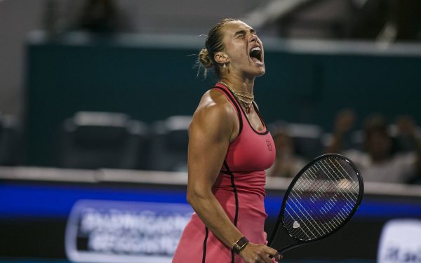 Aryna Sabalenka, lidera mondială a tenisului feminin, și-a asigurat locul în finala Miami Open după o victorie clară în fața Elenei Rybakina, scor 6-4, 6-3, în semifinala disputată vineri dimineață