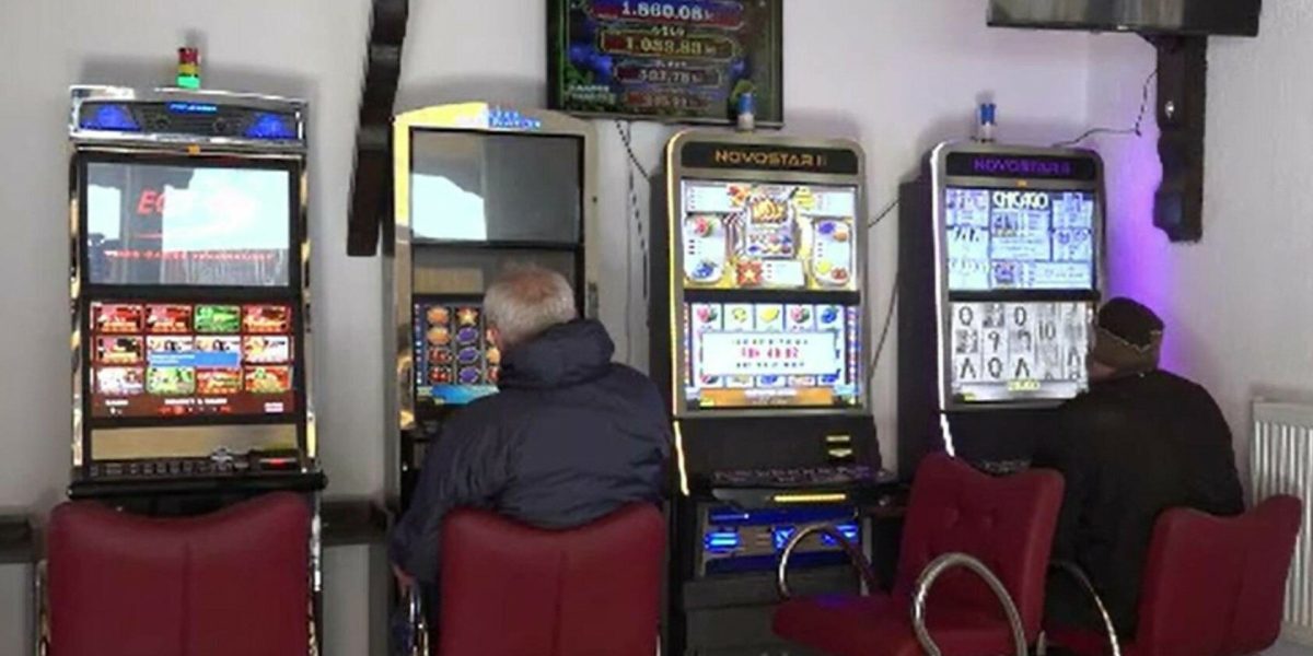 Primăria Brăila anunță organizarea unei dezbateri publice privind interzicerea aparatelor de tip slot-machine în municipiu, un subiect ce a stârnit dezbateri aprinse în ultimele luni și care a readus în discuție problemele legate de jocurile de noroc