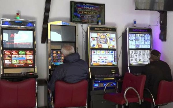 Primăria Brăila anunță organizarea unei dezbateri publice privind interzicerea aparatelor de tip slot-machine în municipiu, un subiect ce a stârnit dezbateri aprinse în ultimele luni și care a readus în discuție problemele legate de jocurile de noroc
