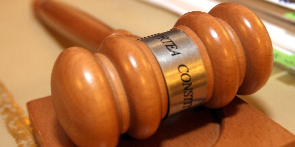 Avocatul Poporului contestă la CCR reforma administrației publice din Bihor, într-un context tensionat de modificații ce vizează descentralizarea și reorganizarea serviciilor publice Într-o mutare surprinzătoare, Avocatul Poporului, Renate Weber, a depus un sesizament la Curtea Constituțională împotriva proiectului de reformă a administrației publice din județul Bihor, promovat de prefectul Florin Bolojan