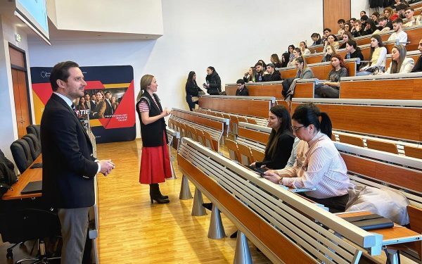 Senatorul Adrian Oros discută cu studenți ai SNSPA despre responsabilitate și reforme în administrația publică Deputatul și membru al Partidului Național Liberal, Adrian Oros, a participat astăzi la o întâlnire cu studenți de la SNSPA, organizată la invitația Asociației Municipiilor din România