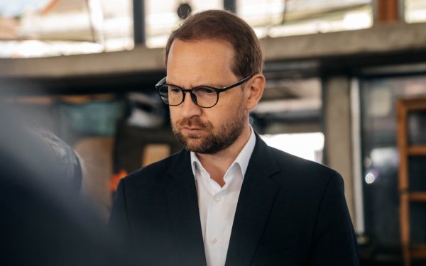 Timișoara intenționează să limiteze intens activitatea jocurilor de noroc în zonele cu școli, în încercarea de a proteja copiii și tinerii Primarul Timișoarei, Dominic Fritz, a anunțat un plan ambițios de reglementare a funcționării sălilor de jocuri de noroc din oraș, în contextul în care problema păcănelelor și a altor forme de gambling în proximitatea unităților școlare capătă proporții alarmante