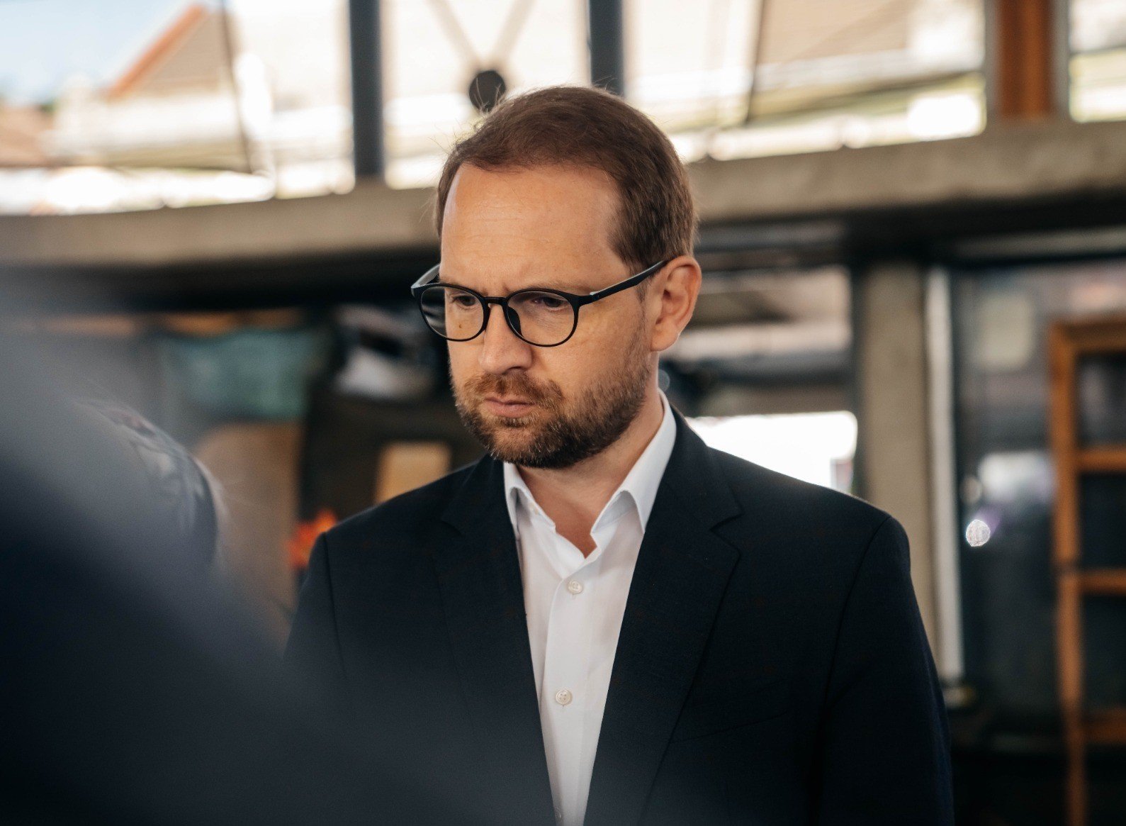 Timișoara intenționează să limiteze intens activitatea jocurilor de noroc în zonele cu școli, în încercarea de a proteja copiii și tinerii Primarul Timișoarei, Dominic Fritz, a anunțat un plan ambițios de reglementare a funcționării sălilor de jocuri de noroc din oraș, în contextul în care problema păcănelelor și a altor forme de gambling în proximitatea unităților școlare capătă proporții alarmante