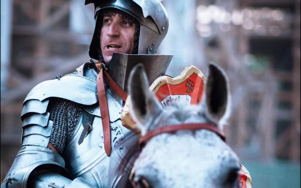 Un român din Mediaș a ales să readucă la viață o tradiție medievală, pășind cu curaj în lumea sporturilor de curte și onoare