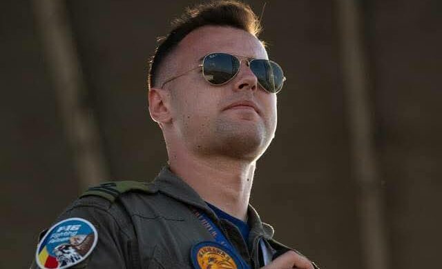 Tragedie în lumea militară: pilot român moare încercând să salveze un câine în incinta unei baze aeriene O tragedie ce a șocat întreaga comunitate a militarilor din România s-a petrecut marți, în incinta Bazei 86 Aeriană „Locotenent Aviator Gheorghe Mociorniță”, aflată în apropierea orașului Câmpina